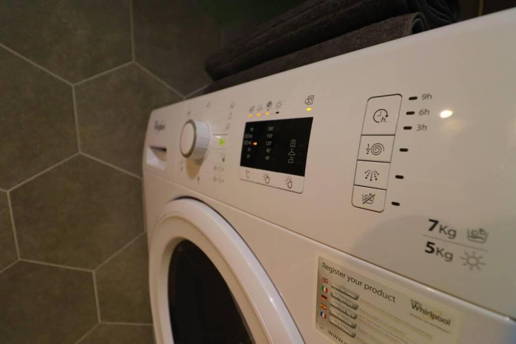 Room Emma,Between Bus And Train Station,Netflix,Speed Wi-Fi ซาเกร็บ ภายนอก รูปภาพ